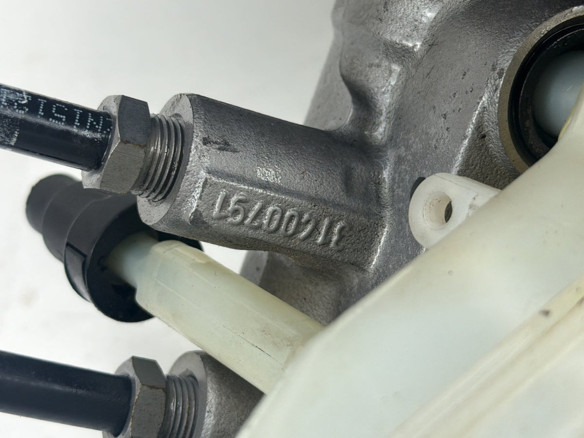 2014-2018 Volvo S60 Power Brake Booster Master Cylinder Fluid Reservoir OEM