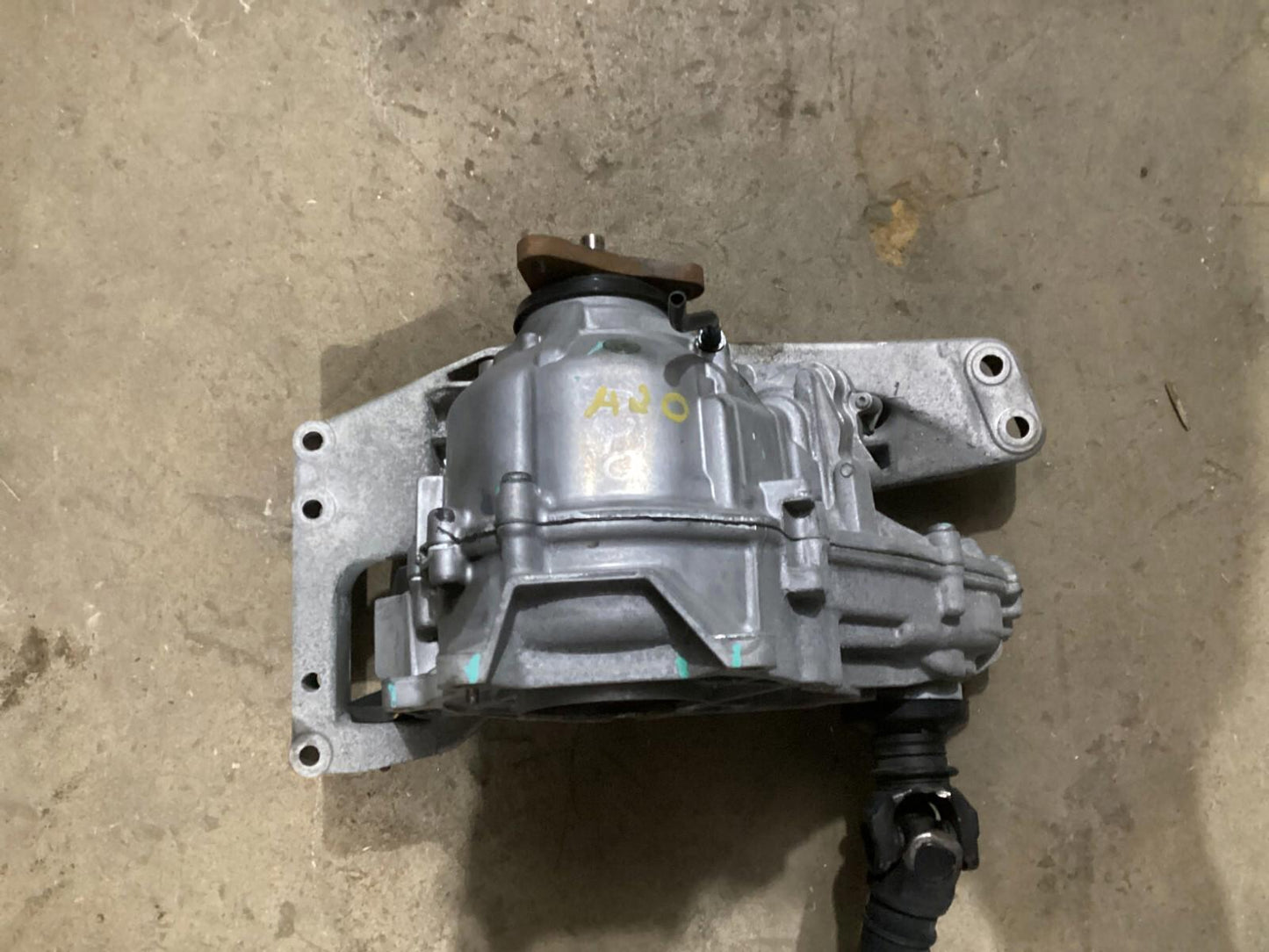 2012 - 2017 BMW X3 F25 Transfer Case Automatic w/ Driveshaft Propeller OEM