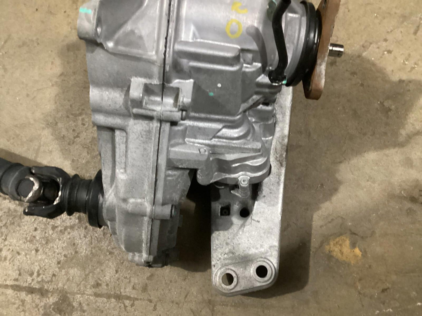 2012 - 2017 BMW X3 F25 Transfer Case Automatic w/ Driveshaft Propeller OEM