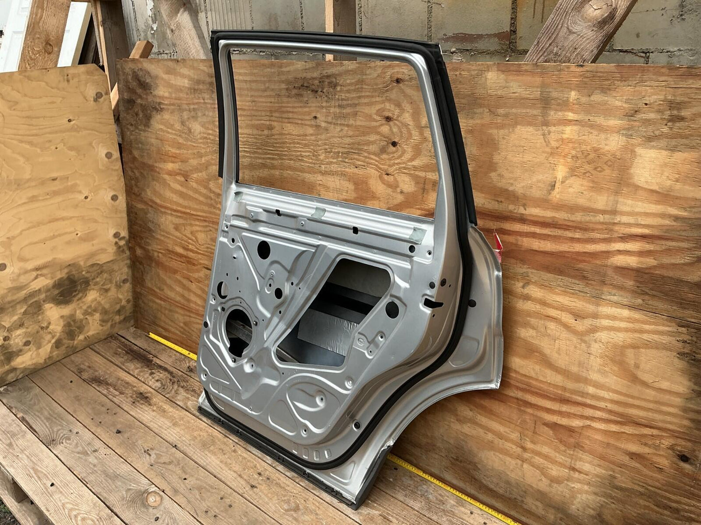 2007 - 2015 Audi Q7 3.6 Premium Rear Right Passenger Side Door Shell OEM.