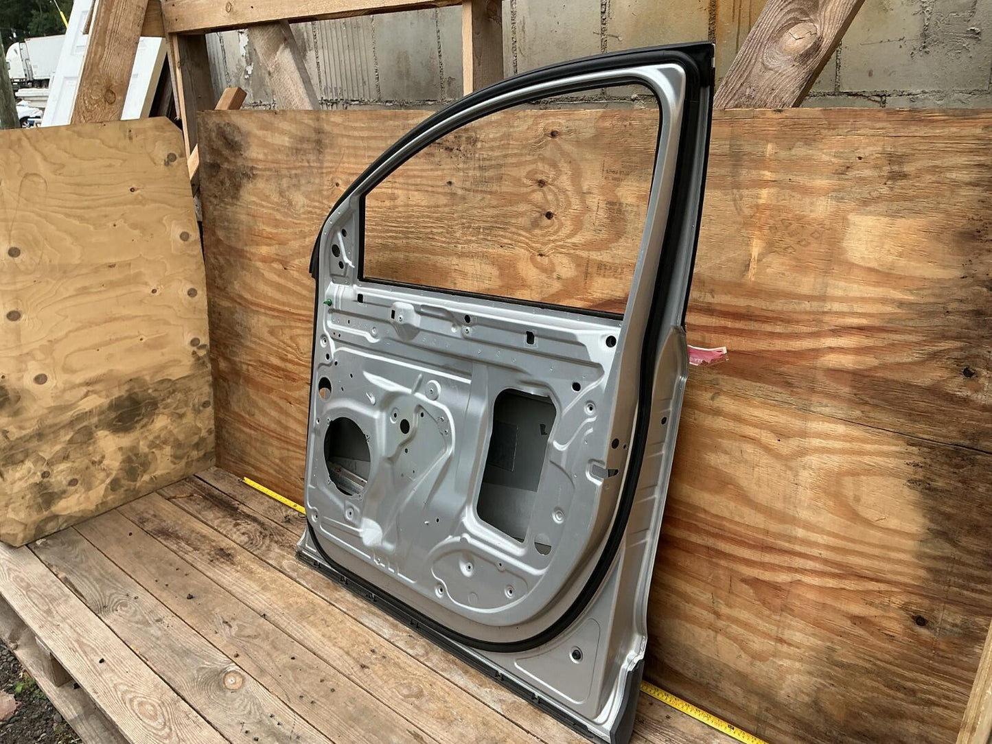 2007 - 2015 Audi Q7 3.6 Premium Front Right Passenger Side Door Shell OEM.