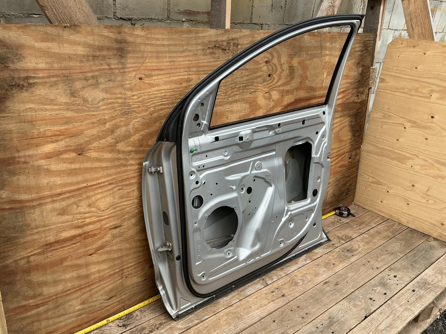 2007 - 2015 Audi Q7 3.6 Premium Front Right Passenger Side Door Shell OEM.