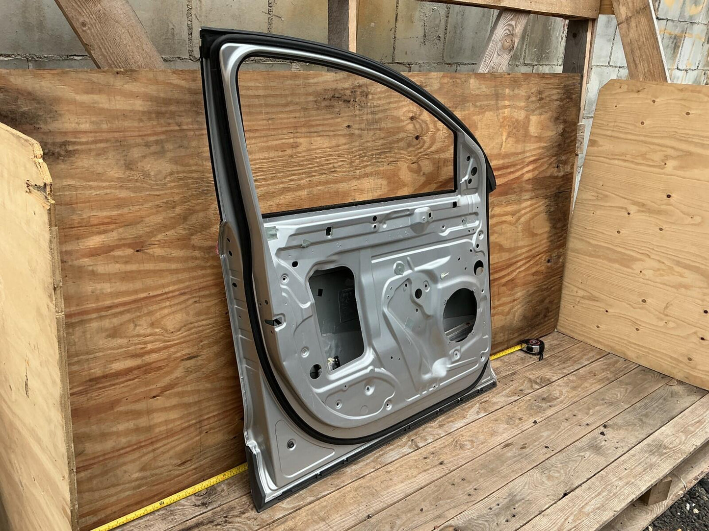 2007 - 2015 Audi Q7 3.6 Premium Front Left Driver Side Door Shell OEM.