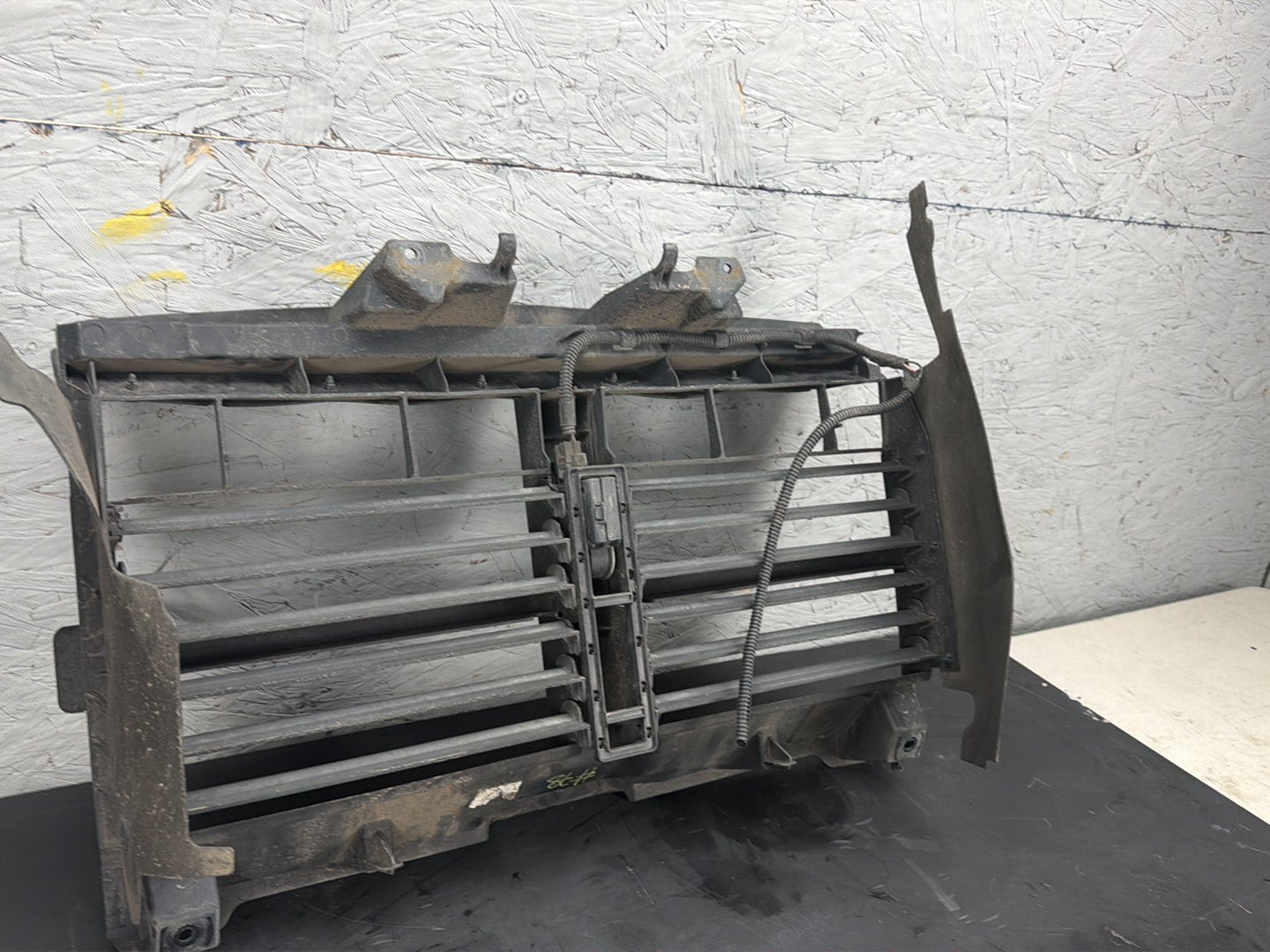 2013-2018 Ram 1500 5.7L Front Radiator Active Grille Air Shutter w/ Motor OEM
