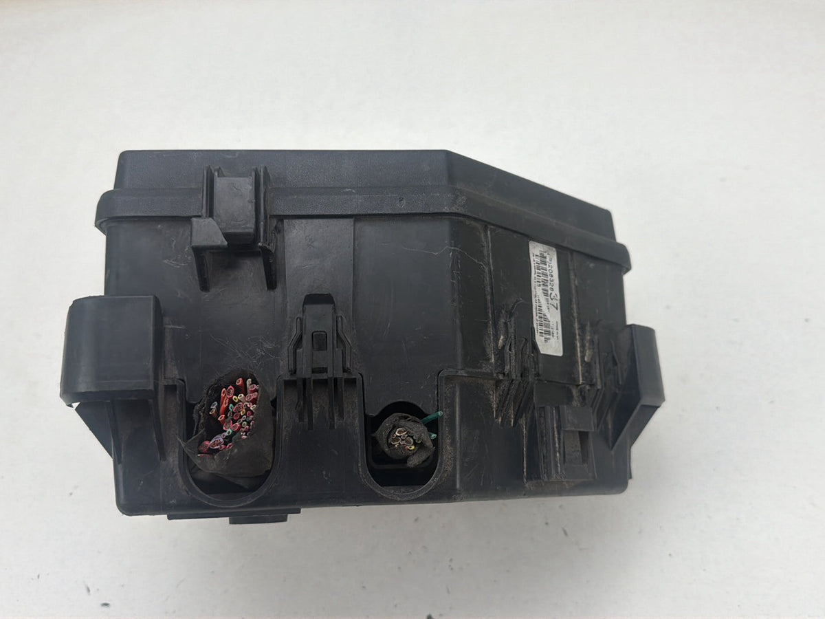 2010-2011 Chevrolet Traverse Fuse Box Relay Module 15927722 OEM