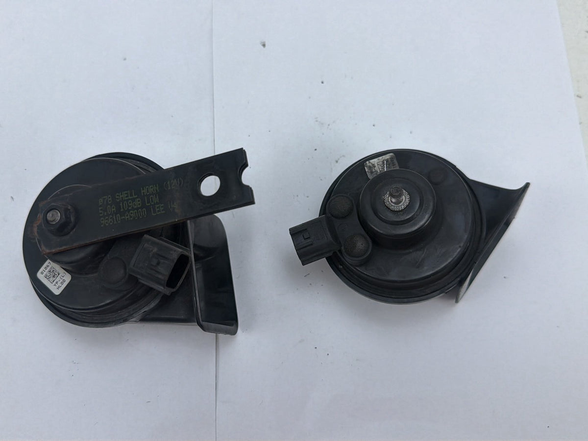 2015-2018 Kia Sedona Dual Electric Shell Horns Warning Note Set 96610-A9000 OEM