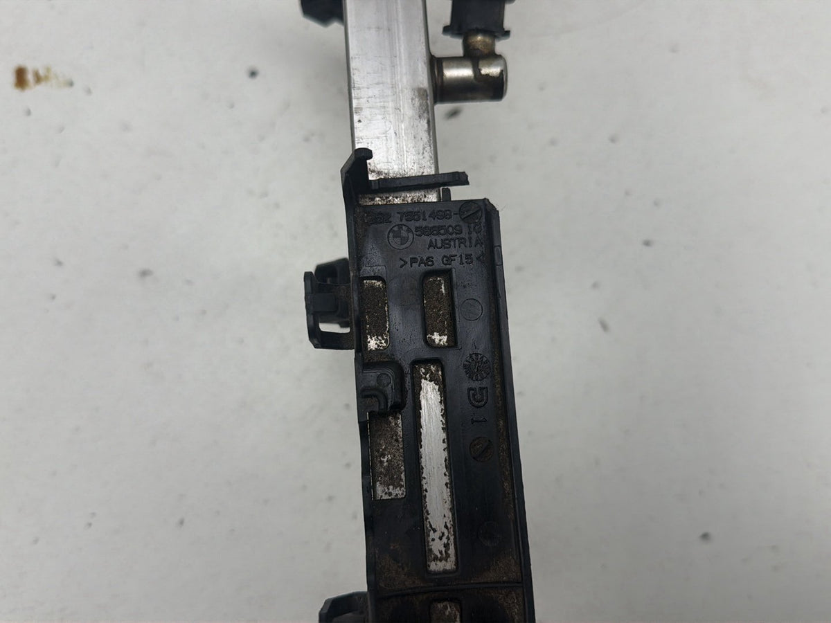 2008-2010 BMW 528i E60 Fuel Injection Rail w/ Injectors 7551498 OEM