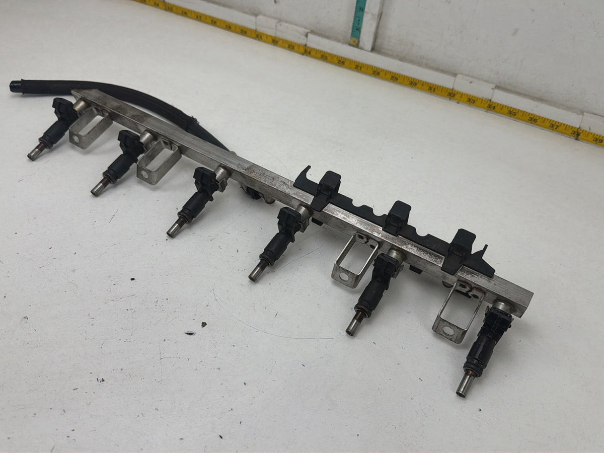2008-2010 BMW 528i E60 Fuel Injection Rail w/ Injectors 7551498 OEM