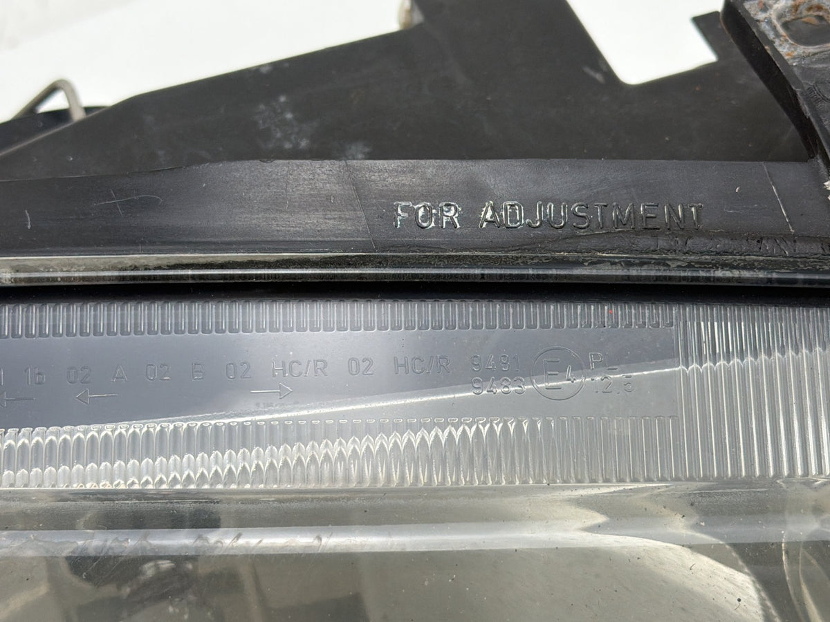 1999-2002 Volkswagen Jetta Front Right Passenger Side Headlight Assembly OEM