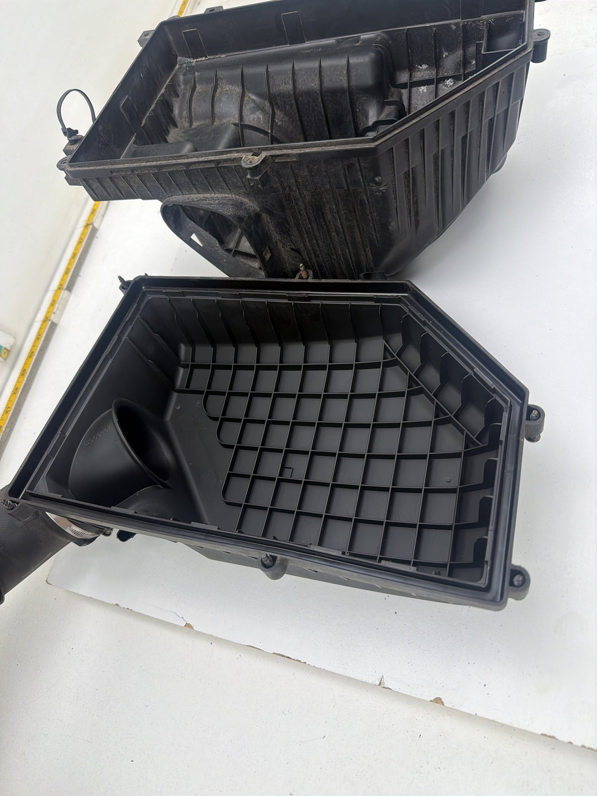 2014-2018 Volvo S60 Engine Air Filter Cleaner Box Intake Housing 31342521 OEM