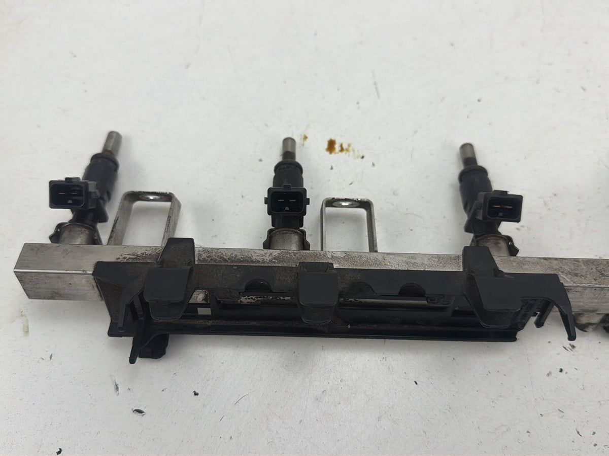 2008-2010 BMW 528i E60 Fuel Injection Rail w/ Injectors 7551498 OEM