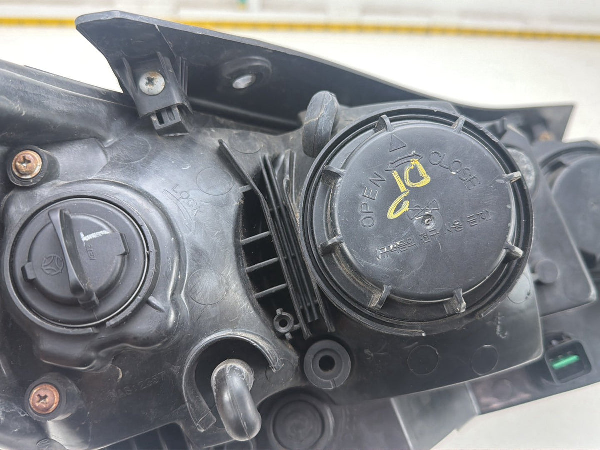 2007-2012 Hyundai Santa Fe Front Left Driver Side Headlamp Headlight OEM