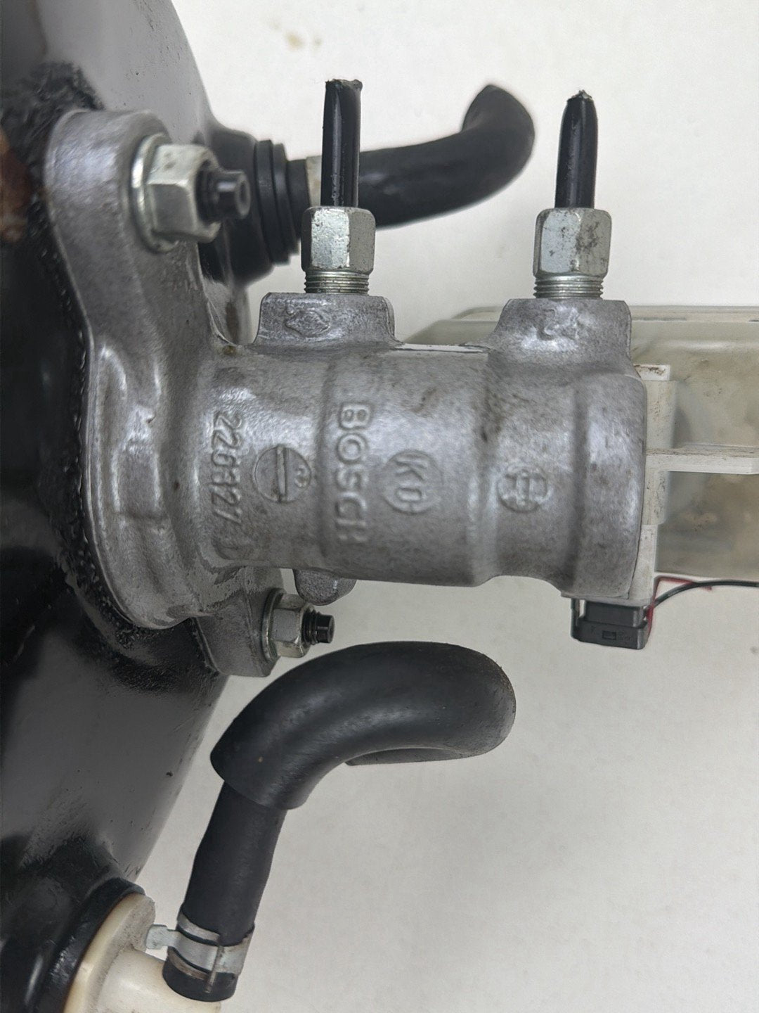 2008-2013 Infiniti G37 Power Brake Booster Master Cylinder Reservoir Tank OEM