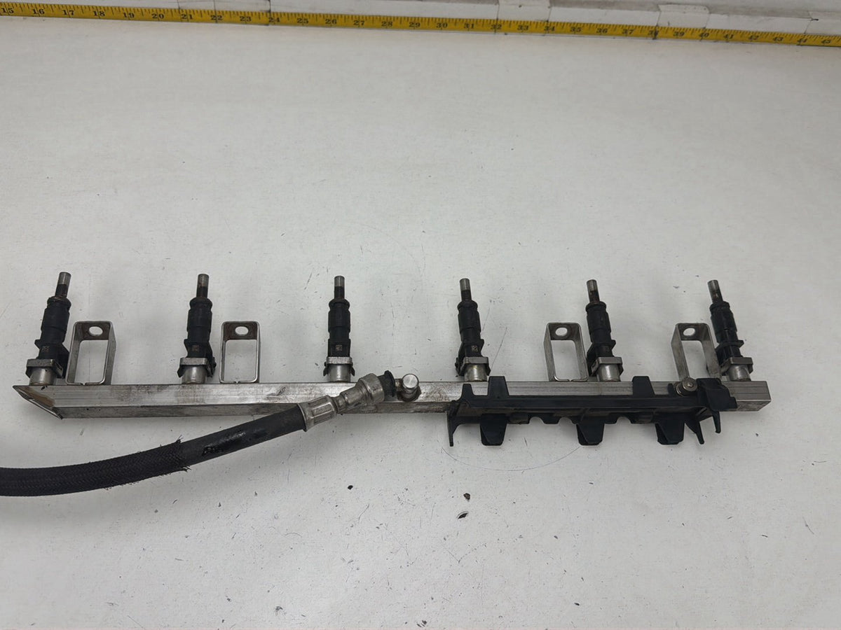 2008-2010 BMW 528i E60 Fuel Injection Rail w/ Injectors 7551498 OEM