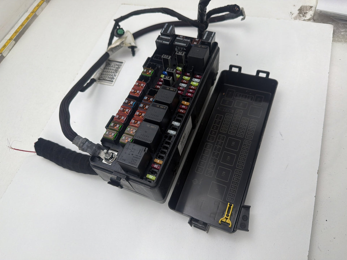2014-2020 Maserati Quattroporte Engine Bay Power Fuse Box Relay Module OEM