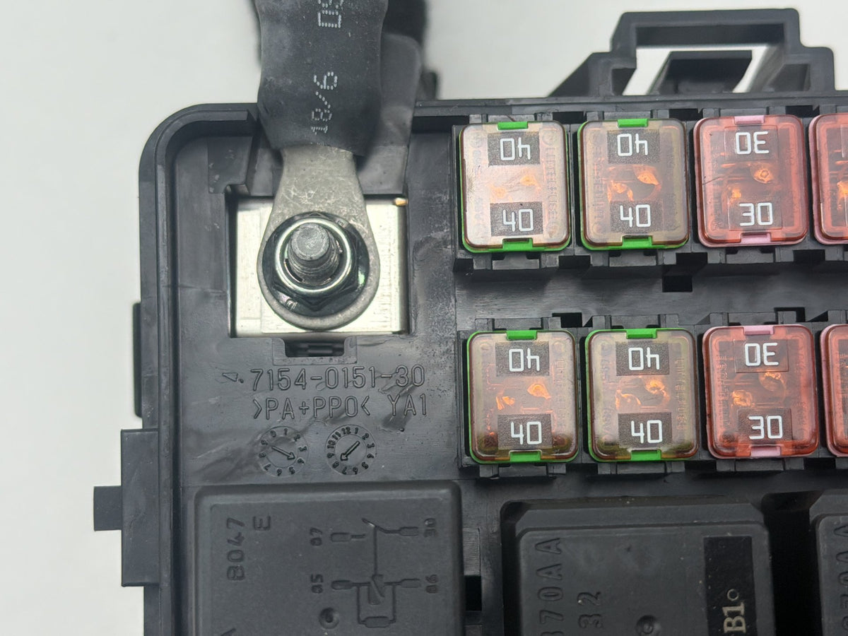 2014-2020 Maserati Quattroporte Engine Bay Power Fuse Box Relay Module OEM