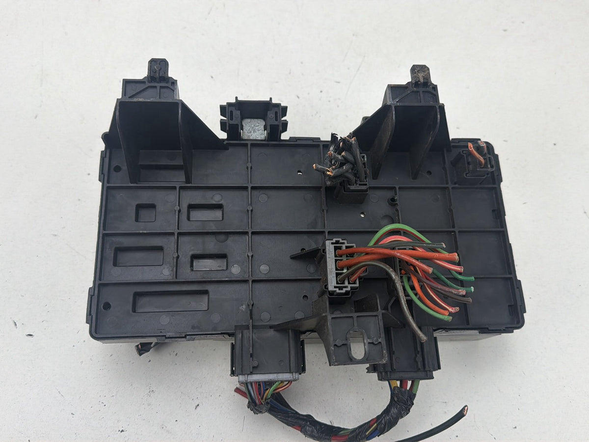 2003-2006 Lincoln Navigator U228 - Fuse Box 3L1T-114A067-AA OEM