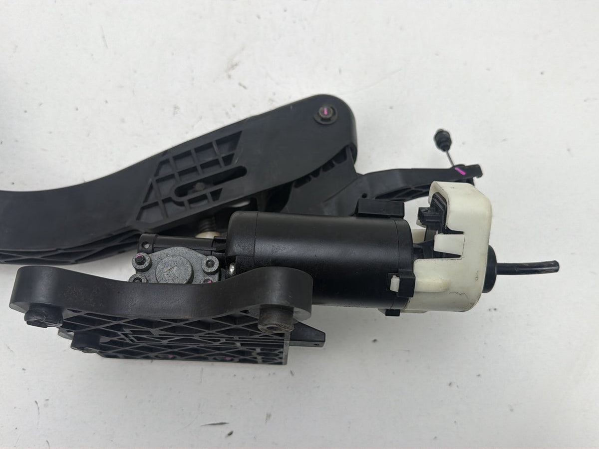 2003-2006 Lincoln Navigator U228 - Accelerator Gas Pedal OEM