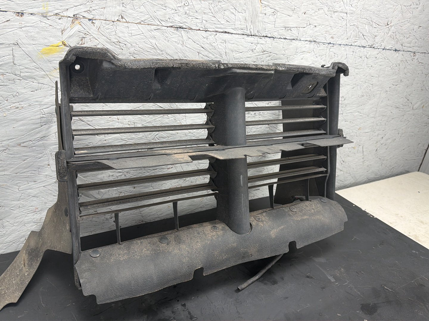 2013-2018 Ram 1500 5.7L Front Radiator Active Grille Air Shutter w/ Motor OEM