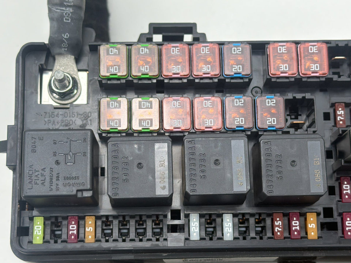 2014-2020 Maserati Quattroporte Engine Bay Power Fuse Box Relay Module OEM