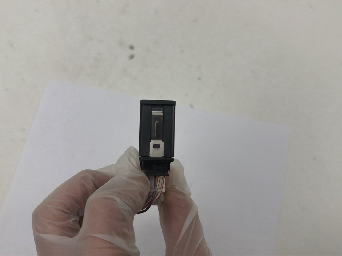 2011-2016 BMW F10 USB AUX-IN Socket Port Plug 9237653-01 OEM