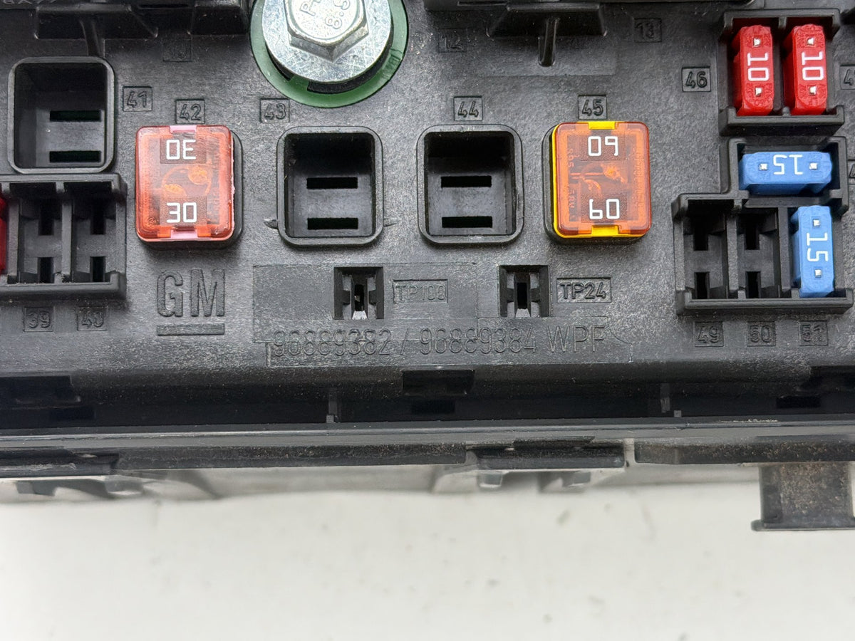 2011-2016 Chevrolet Cruze Engine Bay Power Fuse Box Relay Block 42353366 OEM