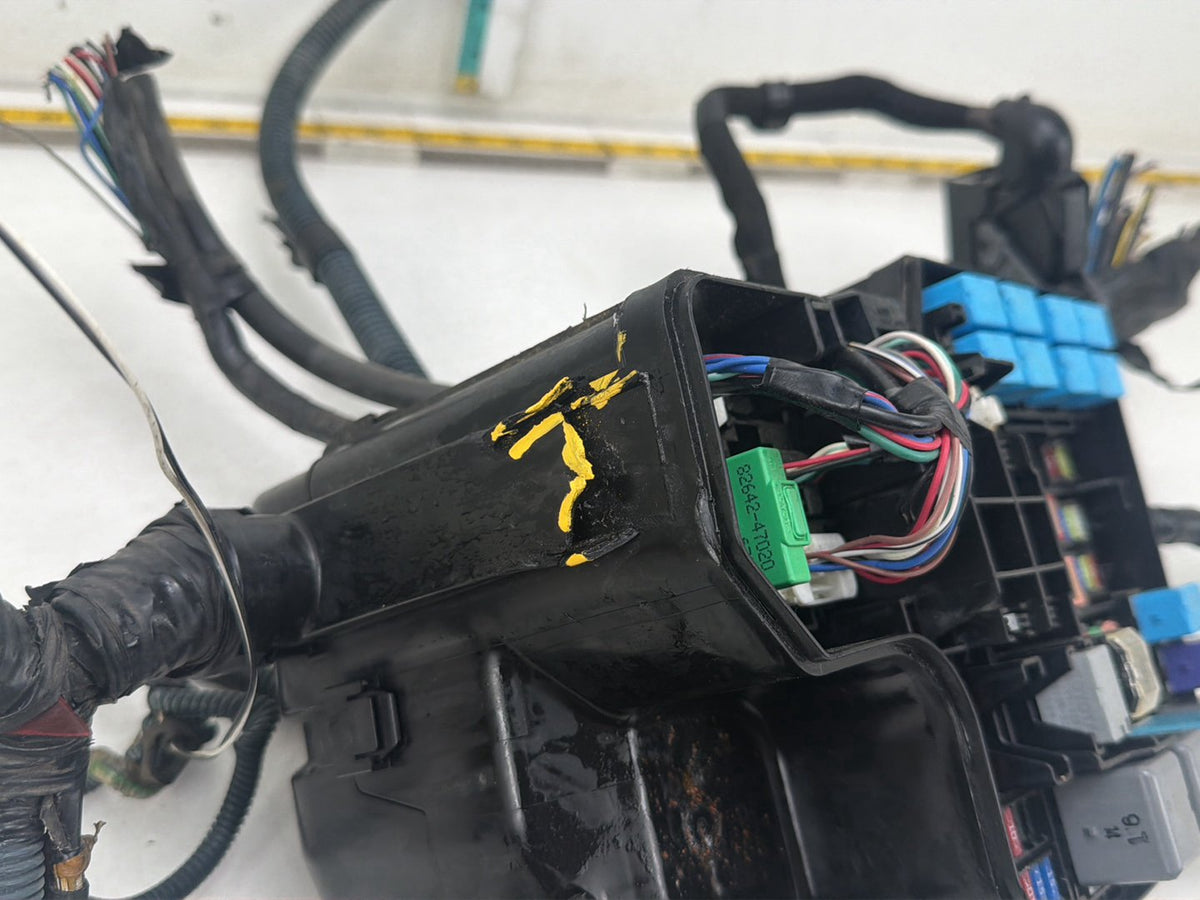 2015-2018 Toyota Sienna Engine Fuse Relay Box Assembly OEM