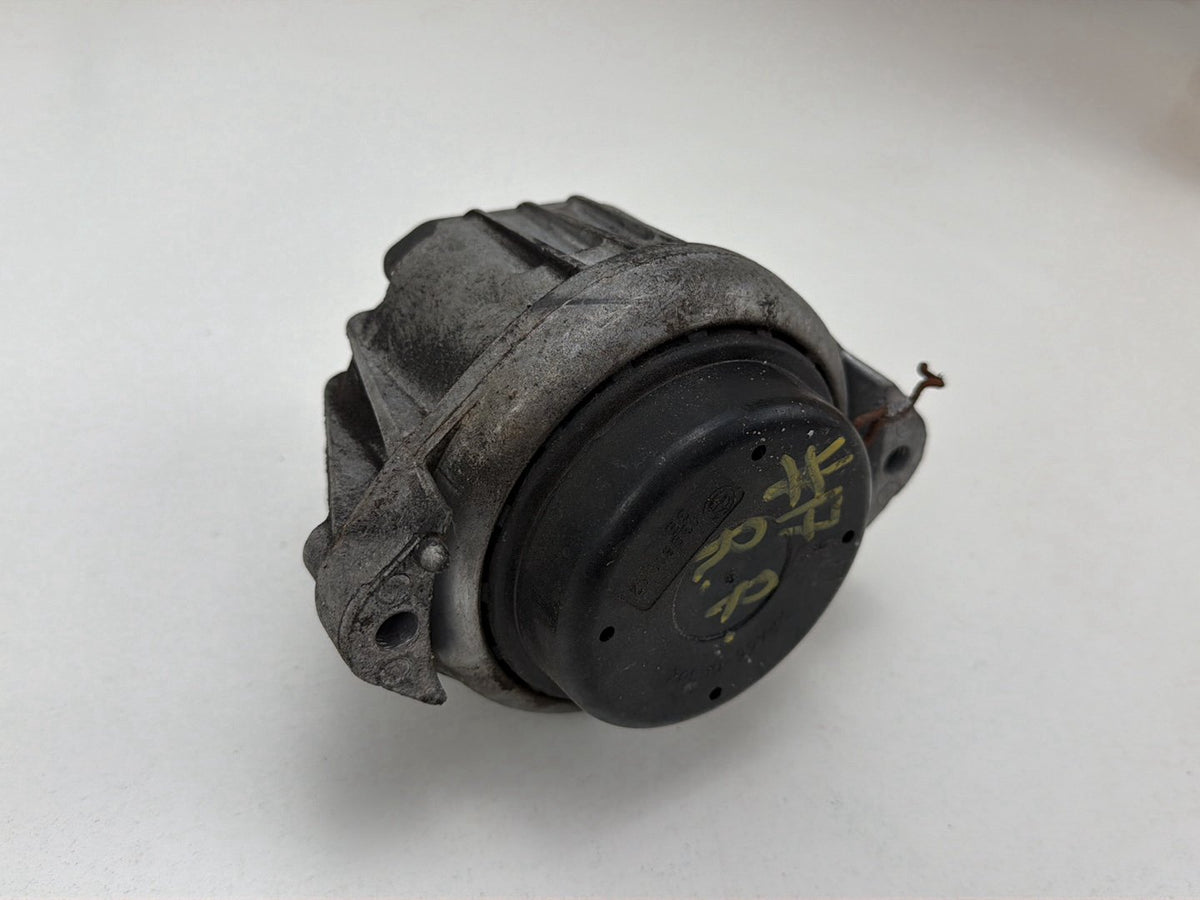 2014 BMW X1 E84 SUV Engine Mount 13981112 OEM