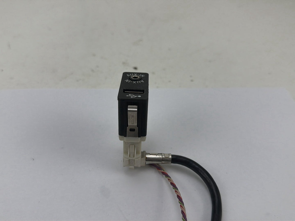 2011-2016 BMW F10 USB AUX-IN Socket Port Plug 9237653-01 OEM