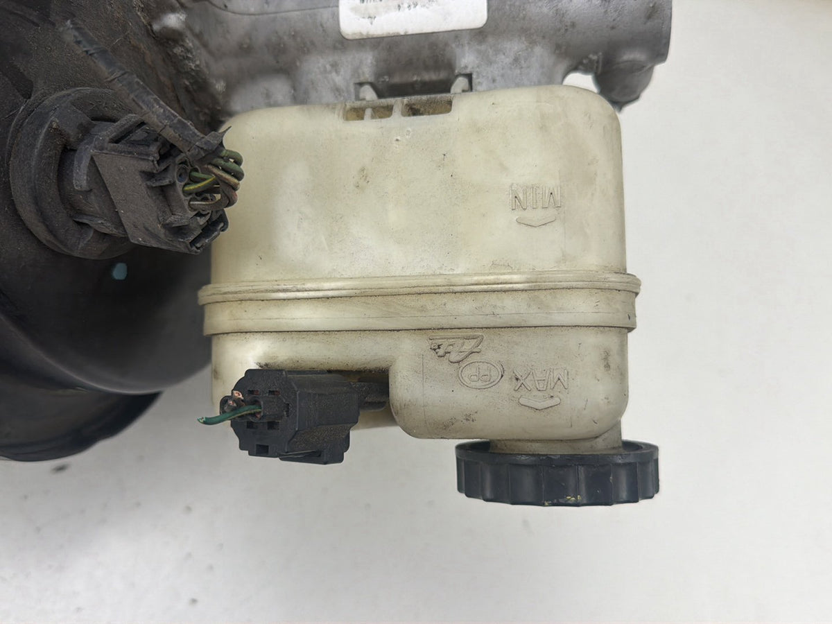 2003-2006 Lincoln Navigator Master Cylinder Power Brake Booster OEM