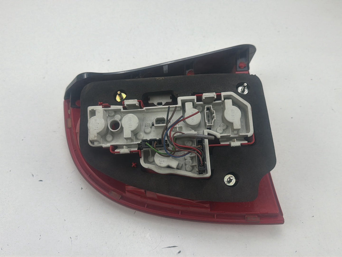 2001-2005 Volkswagen Passat Rear Right Passenger Tail Light 28408015 OEM