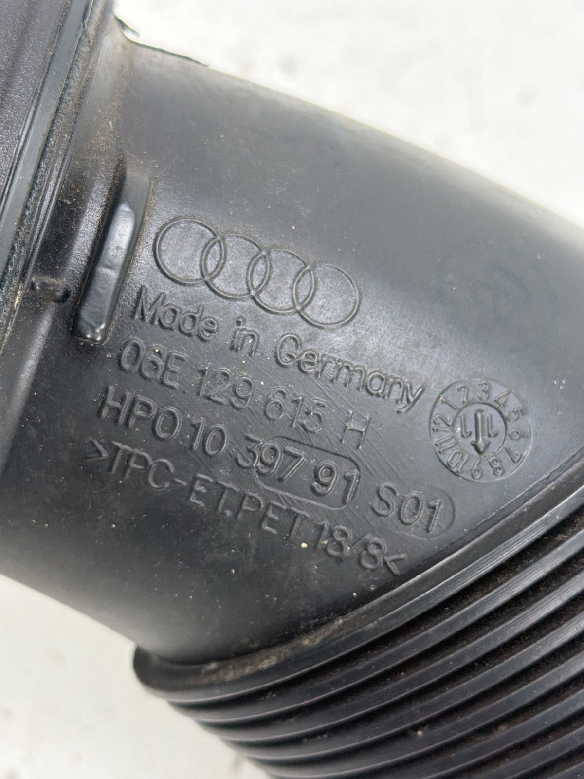 2012-2018 Audi A7 Engine Air Intake Hose Pipe 06E 129 615 H OEM