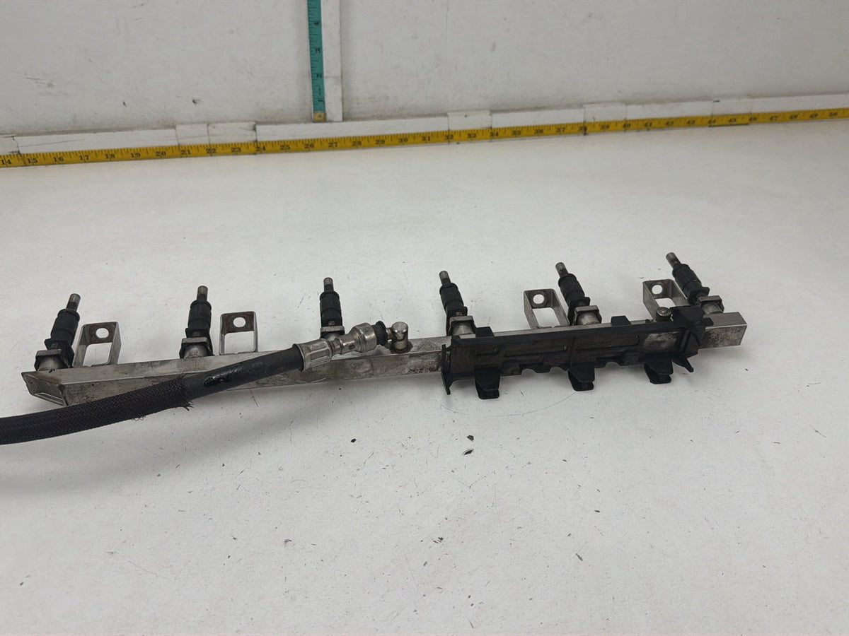 2008-2010 BMW 528i E60 Fuel Injection Rail w/ Injectors 7551498 OEM