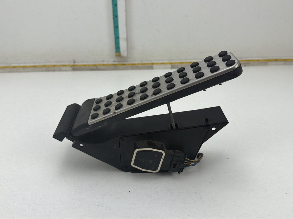 2010-2014 Mercedes-Benz E-Class-Gas Pedal Accelerator Throttle A2043001204 OEM