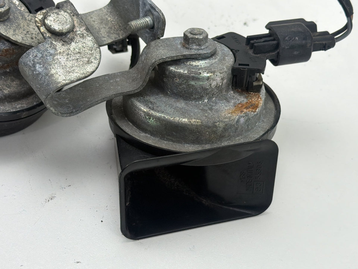 2011-2018 Volvo S60 High Low Tone Dual Signal Horn Assembly Bracket Pair OEM