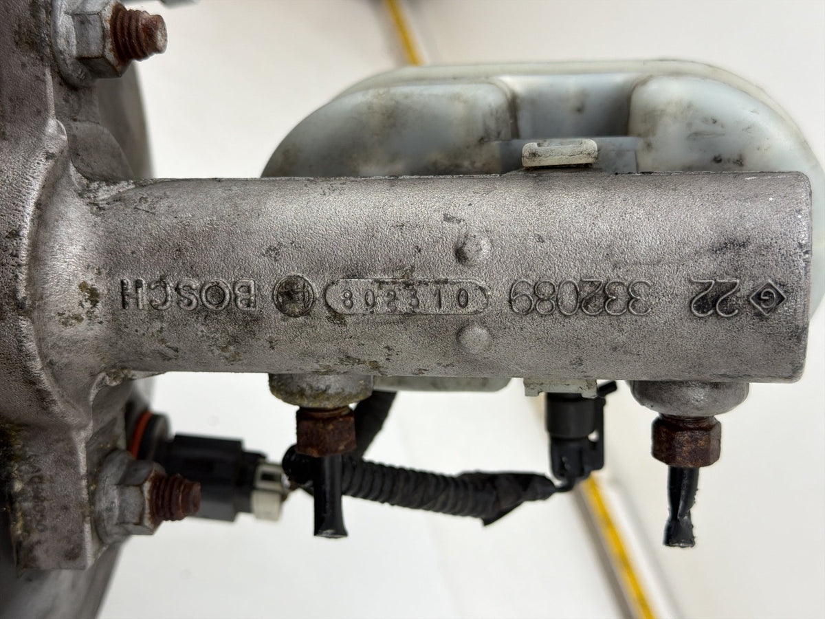 2007-2008 GMC Yukon Denali Brake Booster Master Cylinder Fluid Reservoir OEM