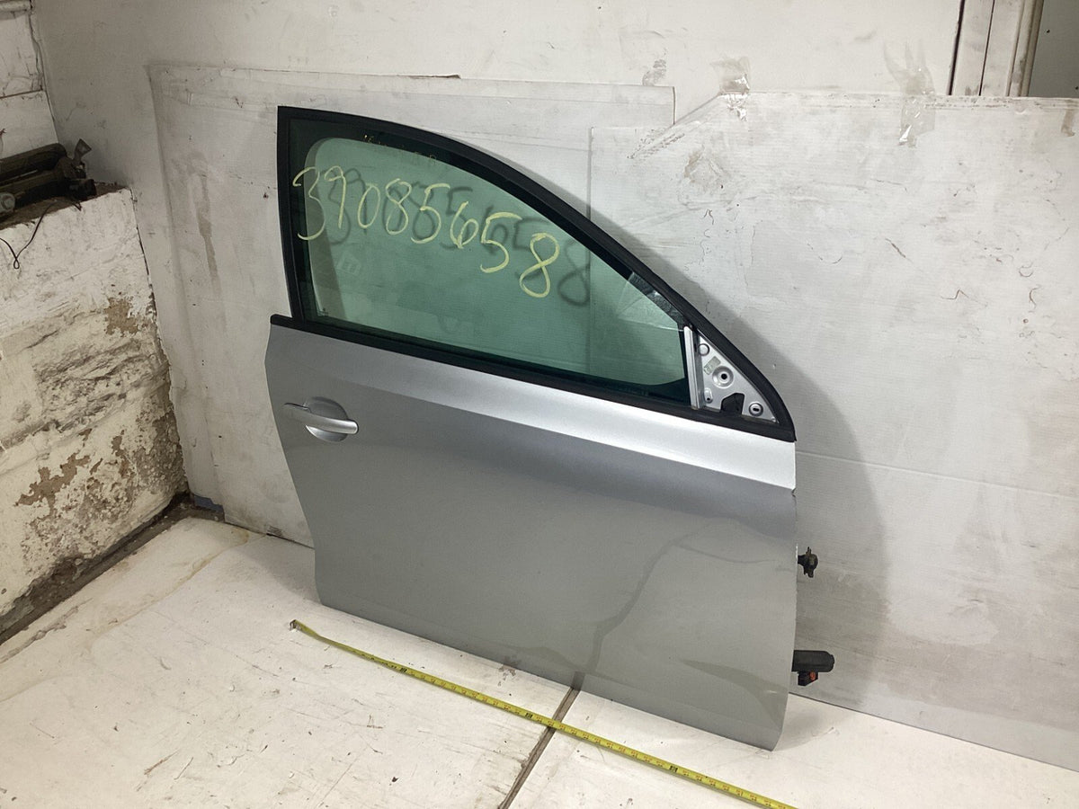 2011 - 2018 Volkswagen Jetta Front Right Side Door W/ Door Panel / Window OEM .