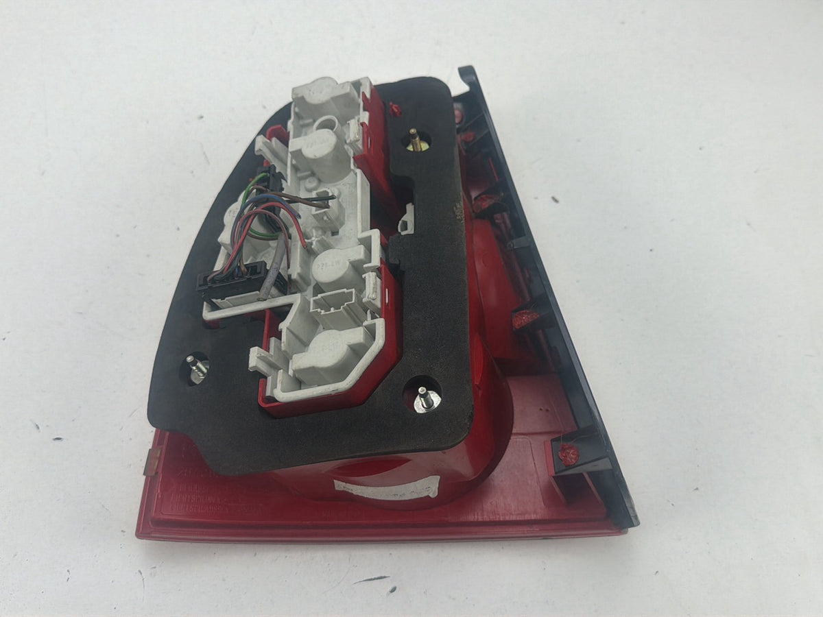 2001-2005 Volkswagen Passat Rear Right Passenger Tail Light 28408015 OEM