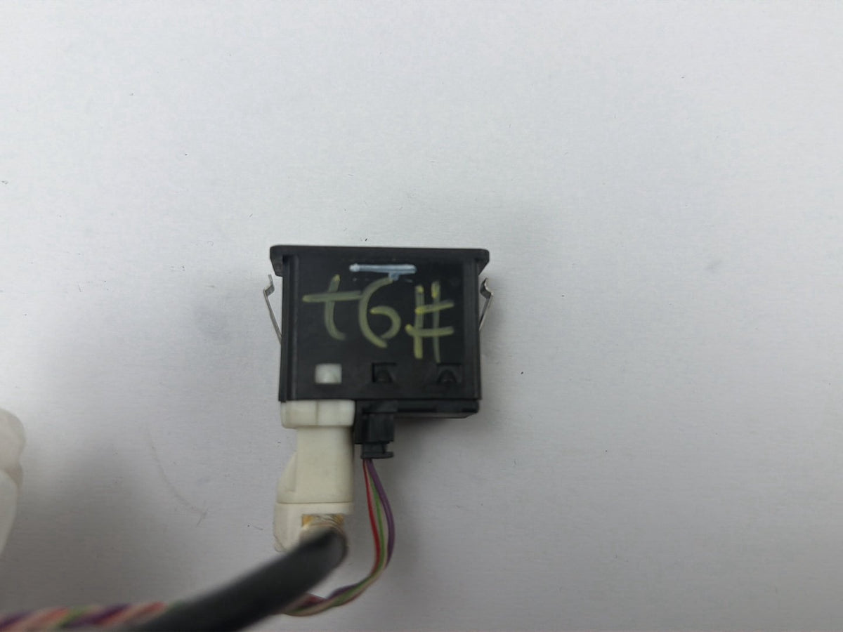 2011-2016 BMW F10 USB AUX-IN Socket Port Plug 9237653-01 OEM