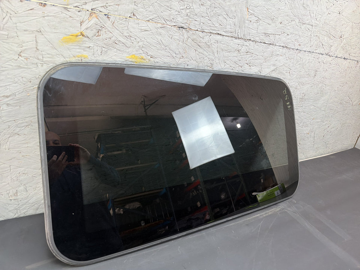 2011-2013 Infiniti QX56 Upper Sunroof Sun Roof Window Glass 43R-00073 OEM