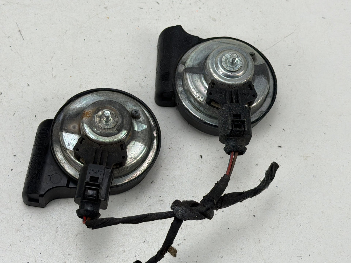 2015-2020 Audi A3 Front Dual High Low Tone Warning Horn Assembly 5Q0951221 OEM