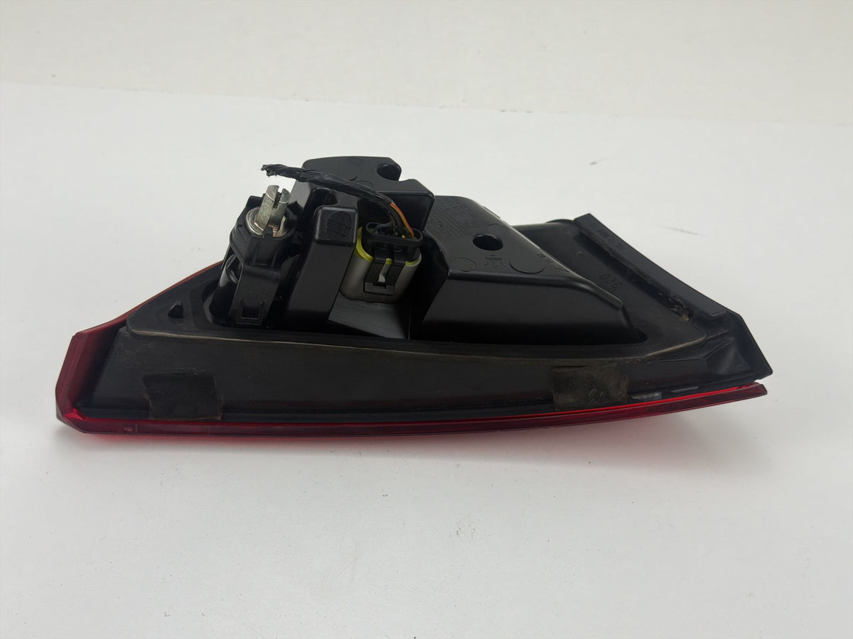 2014-2020 Maserati Quattroporte VI M156 Right Side Inner Trunk Lid Taillight OEM