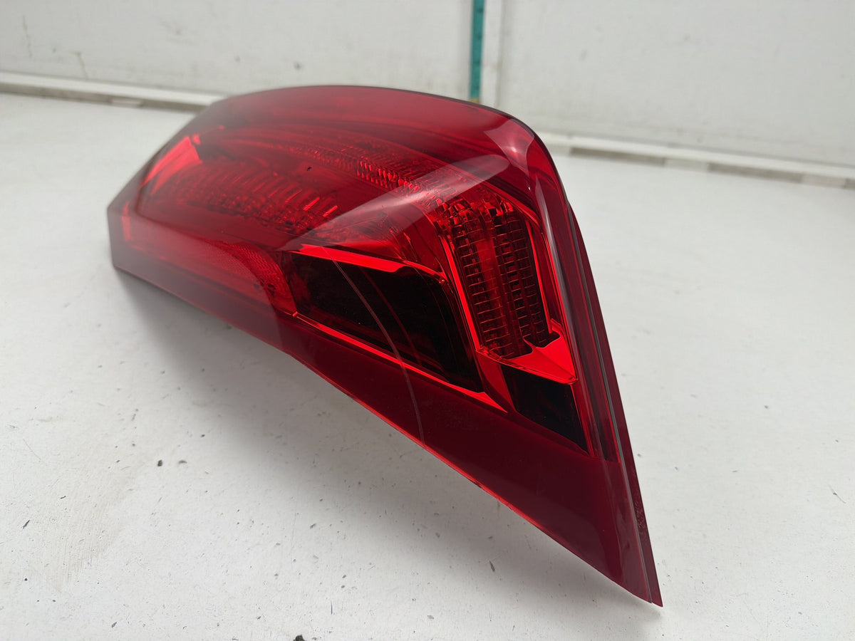 2013-2018 Cadillac Ats Rear Right Passenger Side Outer Tail Light 23315246 OEM