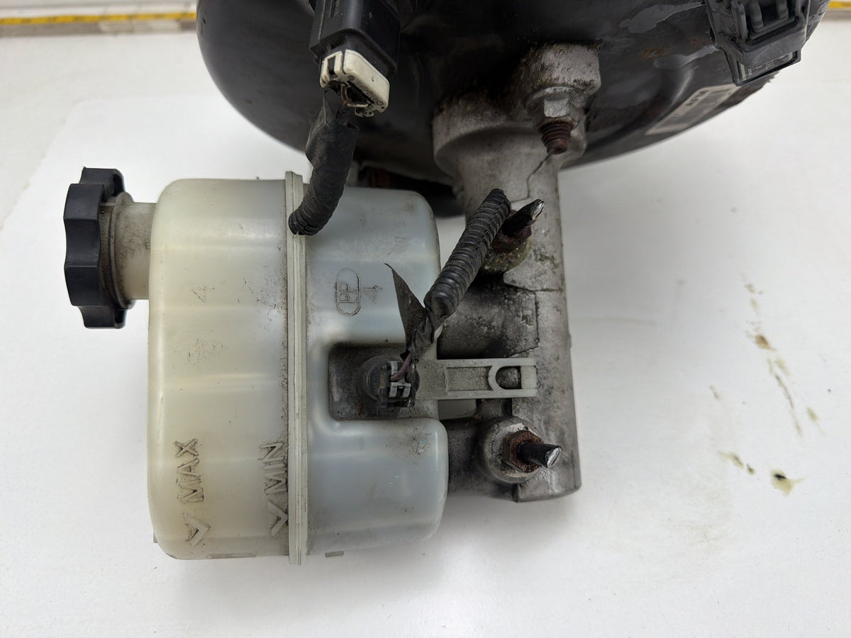 2007-2008 GMC Yukon Denali Brake Booster Master Cylinder Fluid Reservoir OEM