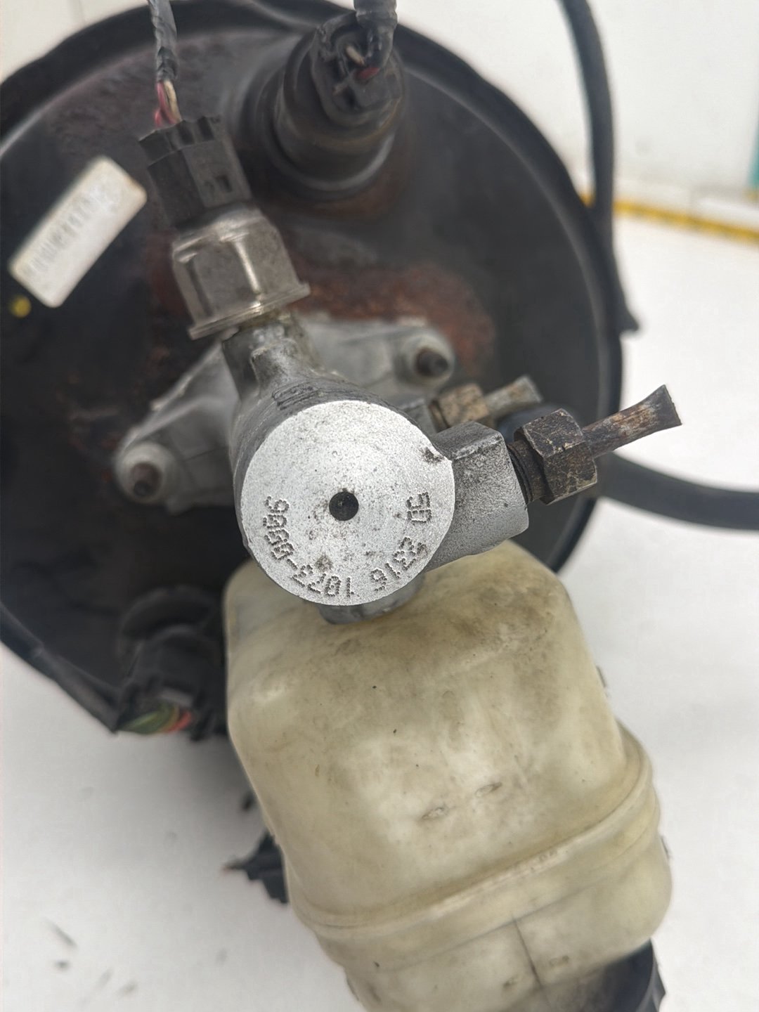 2003-2006 Lincoln Navigator Master Cylinder Power Brake Booster OEM
