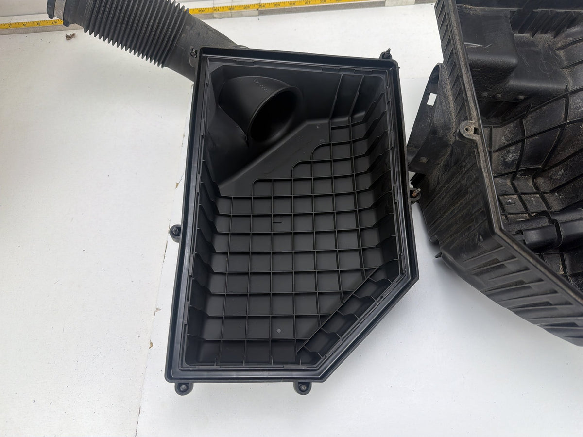 2014-2018 Volvo S60 Engine Air Filter Cleaner Box Intake Housing 31342521 OEM