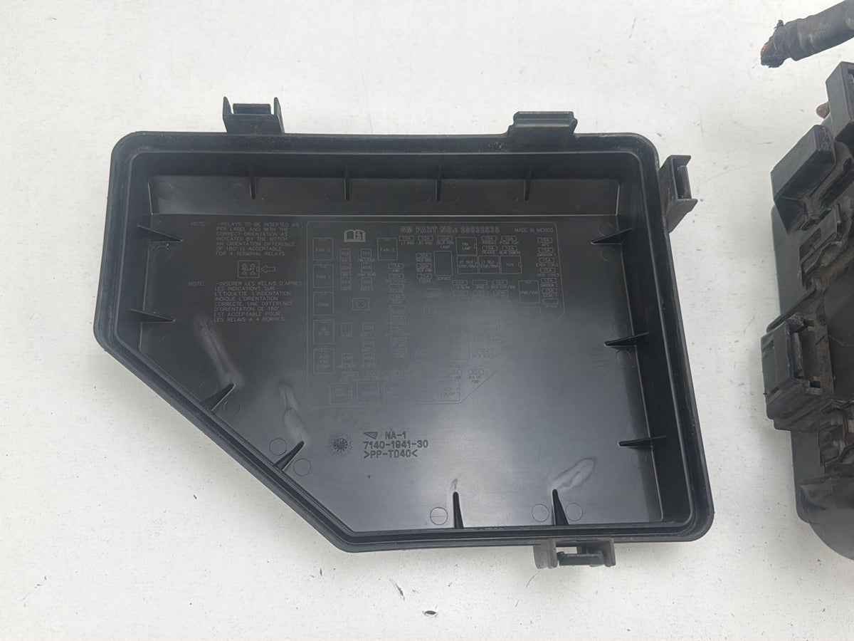 2010-2011 Chevrolet Traverse Fuse Box Relay Module 15927722 OEM