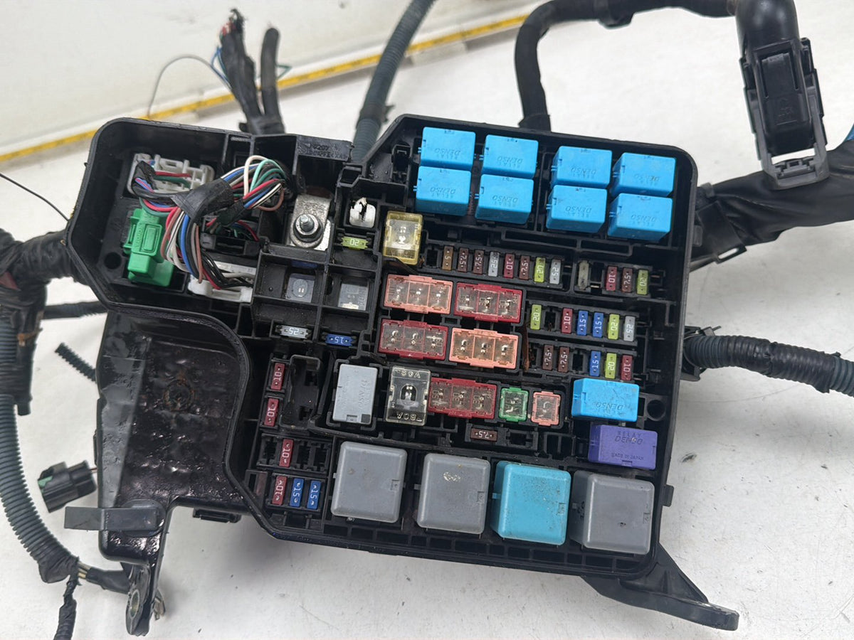 2015-2018 Toyota Sienna Engine Fuse Relay Box Assembly OEM