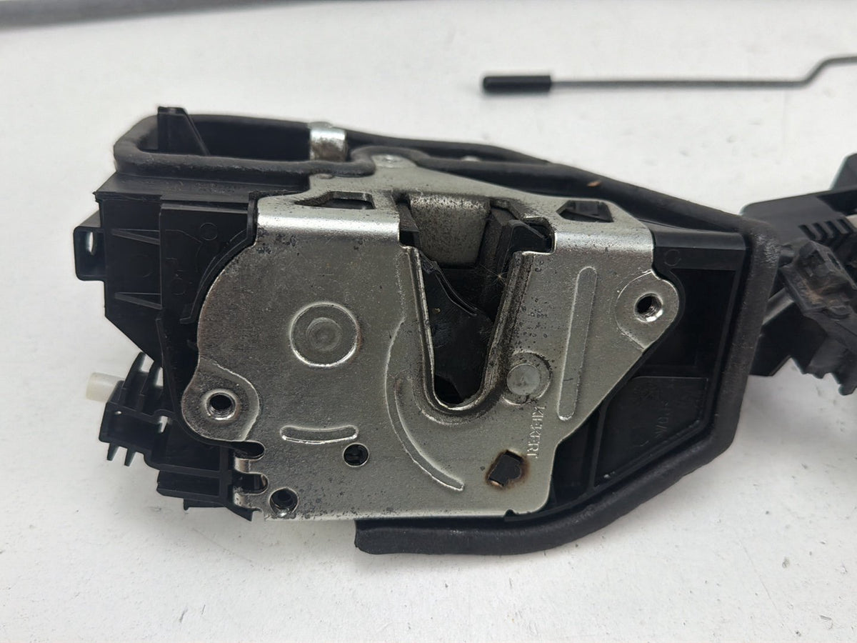 2006-2011 BMW 328i Right Front Door Lock Actuator & Handle Bracket 7202146 OEM
