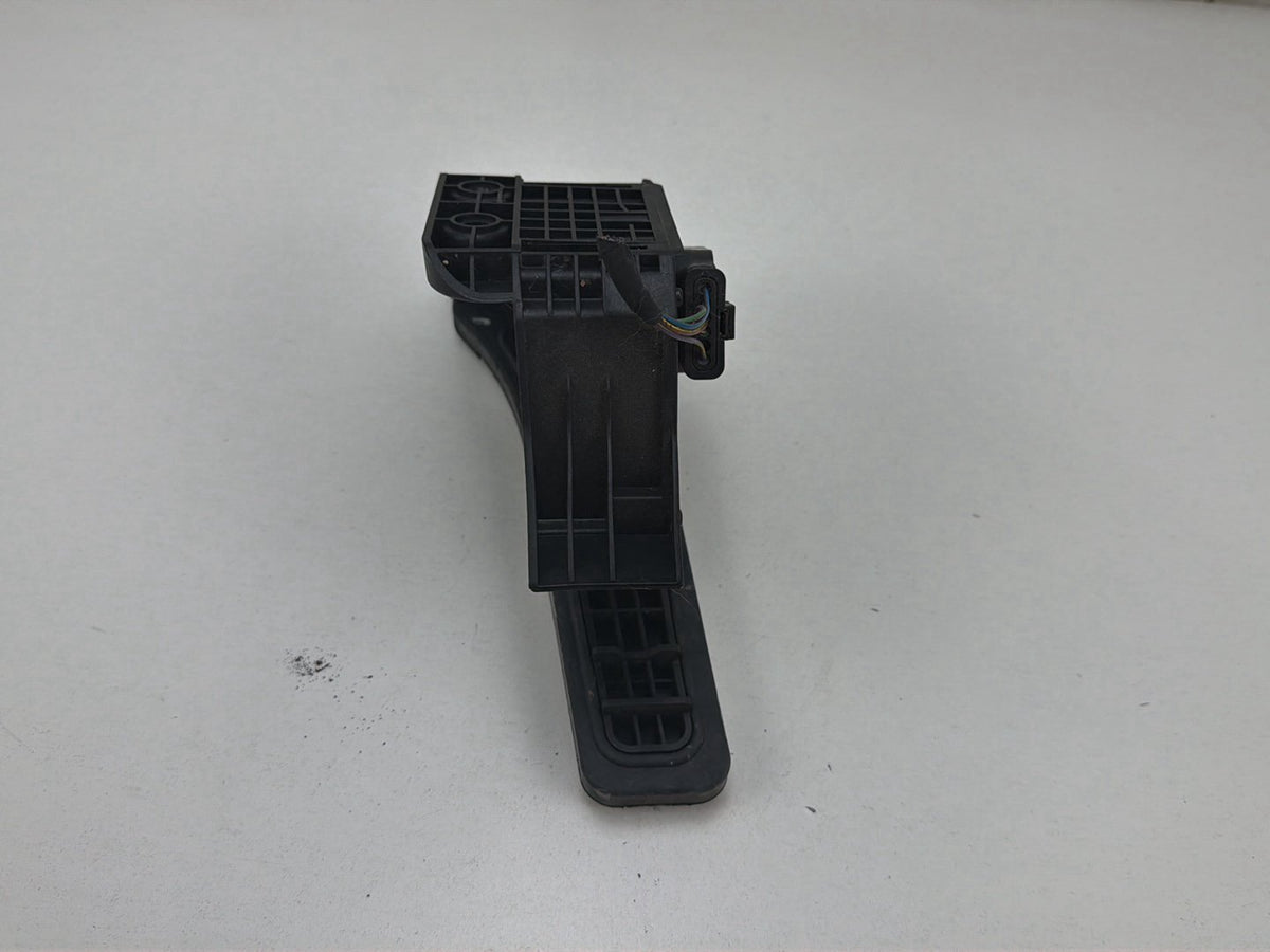 2010-2014 Mercedes-Benz E-Class-Gas Pedal Accelerator Throttle A2043001204 OEM